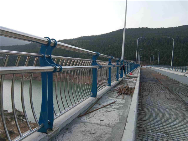 五家渠不锈钢桥梁护栏的特点及其在桥梁安全中的重要作用