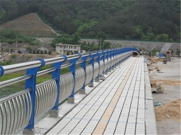 五家渠不锈钢桥梁护栏的特性及其在现代建筑中的应用